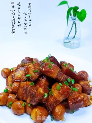 红烧肉鹌鹑蛋的做法步骤：1