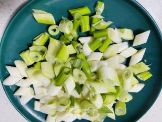 大葱炒肉的做法步骤：1