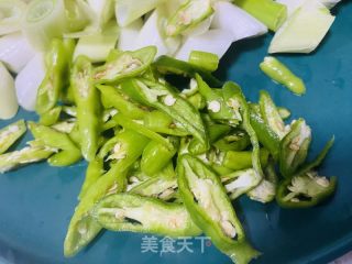 大葱炒肉的做法步骤：2