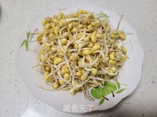 小黄豆芽炒洋葱的做法步骤：2