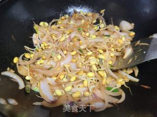小黄豆芽炒洋葱的做法步骤：4