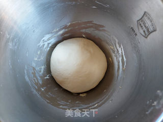 双椒香菇火腿肠披萨的做法步骤：1