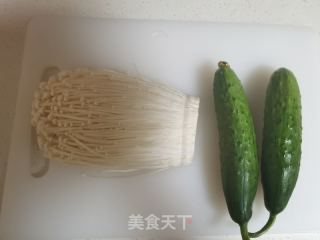 虾仁黄瓜金针菇的做法步骤：1