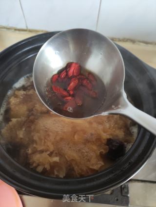 银耳雪梨红枣枸杞糖水的做法步骤：8