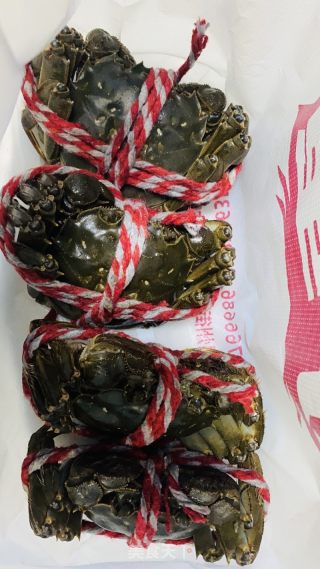 清蒸大闸蟹的做法步骤：1