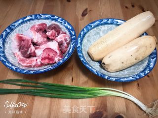 简易猪骨莲藕汤的做法步骤：1