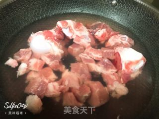 简易猪骨莲藕汤的做法步骤：2