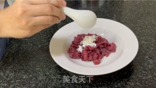 榨菜牛肉蒸米粉的做法步骤：3
