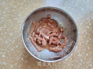 青椒肉丝炒年糕的做法步骤：1