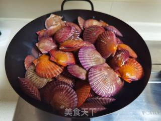 蒜蓉蒸扇贝金针菇的做法步骤：1