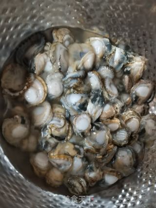 蒜蓉蒸扇贝金针菇的做法步骤：2
