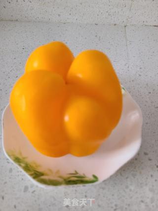 彩椒洋葱炒绿豆芽的做法步骤：1