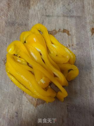 彩椒洋葱炒绿豆芽的做法步骤：2