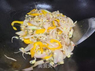 彩椒洋葱炒绿豆芽的做法步骤：5