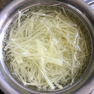 青椒炒土豆丝的做法步骤：1