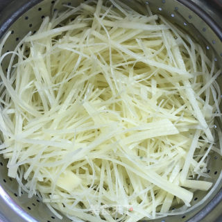 青椒炒土豆丝的做法步骤：2