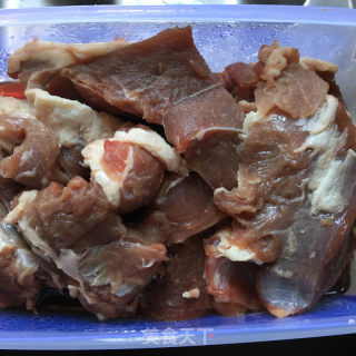 羊肉炖萝卜的做法步骤：1
