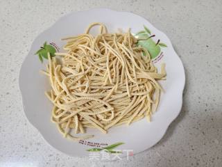 土豆丝炒豆腐丝的做法步骤：1