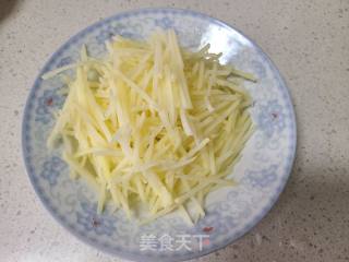 土豆丝炒豆腐丝的做法步骤：2