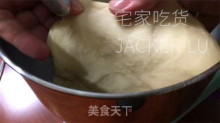 抹茶牛角包，抹茶的微苦与面粉的香气交织，令人陶醉。的做法步骤：3