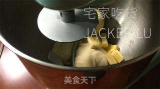 抹茶牛角包，抹茶的微苦与面粉的香气交织，令人陶醉。的做法步骤：4