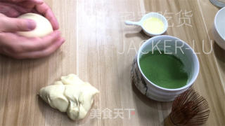 抹茶牛角包，抹茶的微苦与面粉的香气交织，令人陶醉。的做法步骤：6