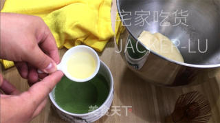 抹茶牛角包，抹茶的微苦与面粉的香气交织，令人陶醉。的做法步骤：7