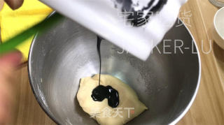 抹茶牛角包，抹茶的微苦与面粉的香气交织，令人陶醉。的做法步骤：9