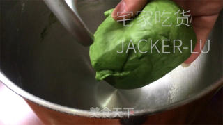 抹茶牛角包，抹茶的微苦与面粉的香气交织，令人陶醉。的做法步骤：10