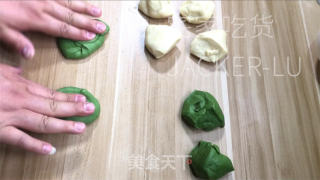 抹茶牛角包，抹茶的微苦与面粉的香气交织，令人陶醉。的做法步骤：12