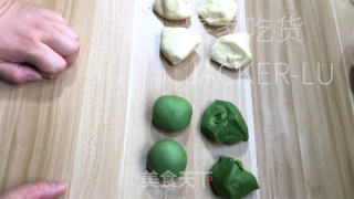 抹茶牛角包，抹茶的微苦与面粉的香气交织，令人陶醉。的做法步骤：13
