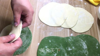 抹茶牛角包，抹茶的微苦与面粉的香气交织，令人陶醉。的做法步骤：19