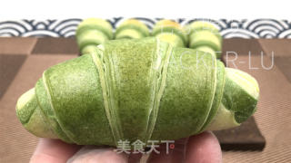 抹茶牛角包，抹茶的微苦与面粉的香气交织，令人陶醉。的做法步骤：32