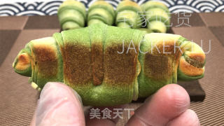 抹茶牛角包，抹茶的微苦与面粉的香气交织，令人陶醉。的做法步骤：33