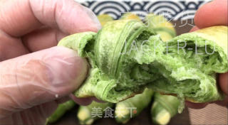 抹茶牛角包，抹茶的微苦与面粉的香气交织，令人陶醉。的做法步骤：34