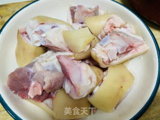 盐焗猪脚的做法步骤：2