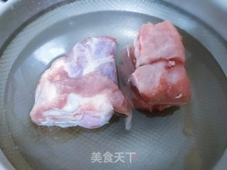 猪骨烩酸菜的做法步骤：2