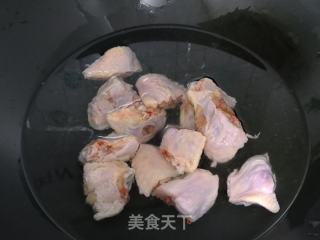 红烧板栗鸡翅的做法步骤：2