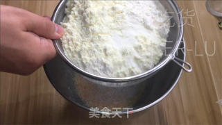 抹茶奶酥排包，口感蓬松柔软，奶酥馅奶香浓郁。的做法步骤：3