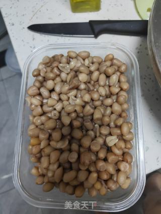 家常炝拌菜-芹菜花生米的做法步骤：1