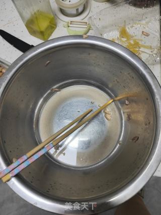 家常炝拌菜-芹菜花生米的做法步骤：3