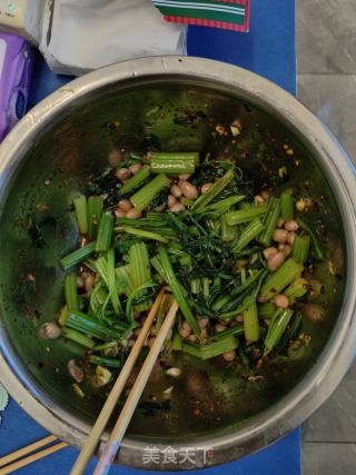 家常炝拌菜-芹菜花生米的做法步骤：6