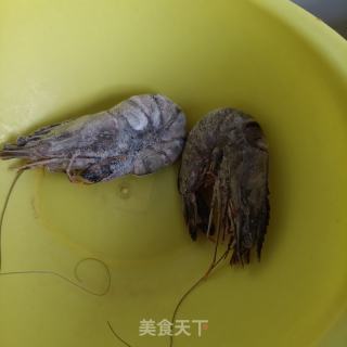 黑虎虾热汤豇豆面的做法步骤：3
