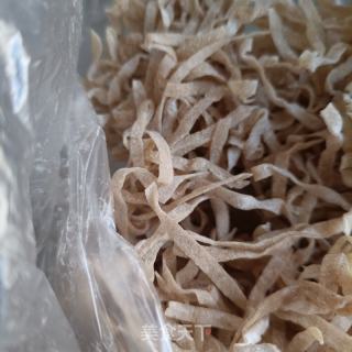 黑虎虾热汤豇豆面的做法步骤：4