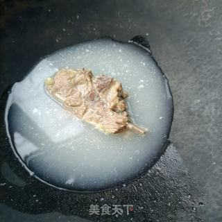 黑虎虾热汤豇豆面的做法步骤：5