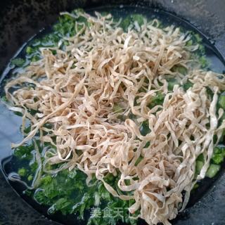 黑虎虾热汤豇豆面的做法步骤：7