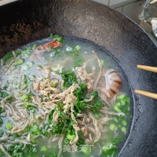 黑虎虾热汤豇豆面的做法步骤：9