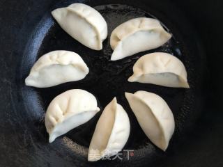 韭菜鸡蛋水煎包的做法步骤：12