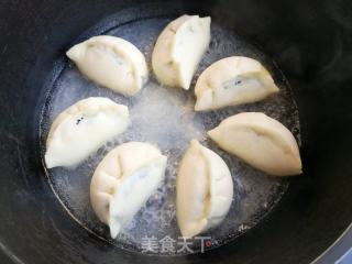 韭菜鸡蛋水煎包的做法步骤：13