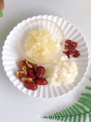 银耳雪梨红枣粥的做法步骤：1